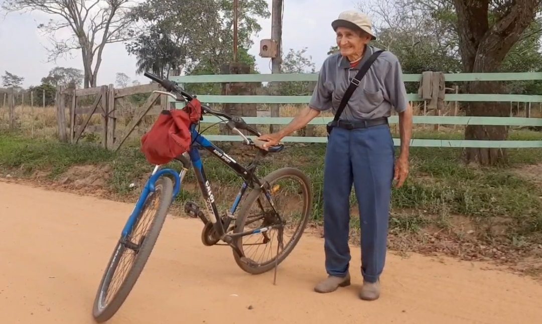A sus 86 años, don Juan sigue pedaleando por las calles de San Pedro