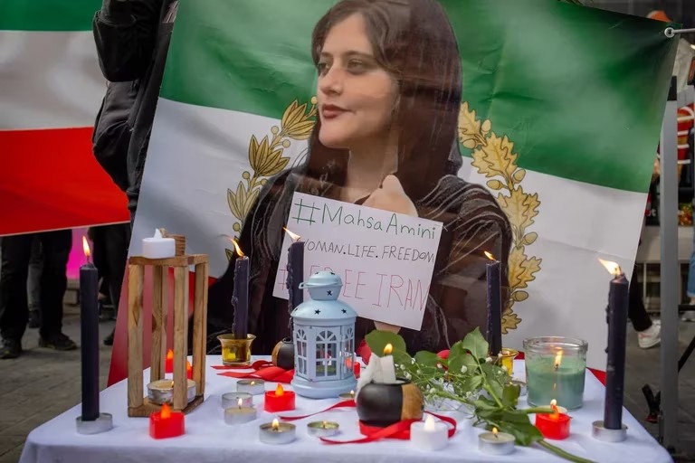 Irán impide a familia de Amini que conmemore aniversario de su muerte en público