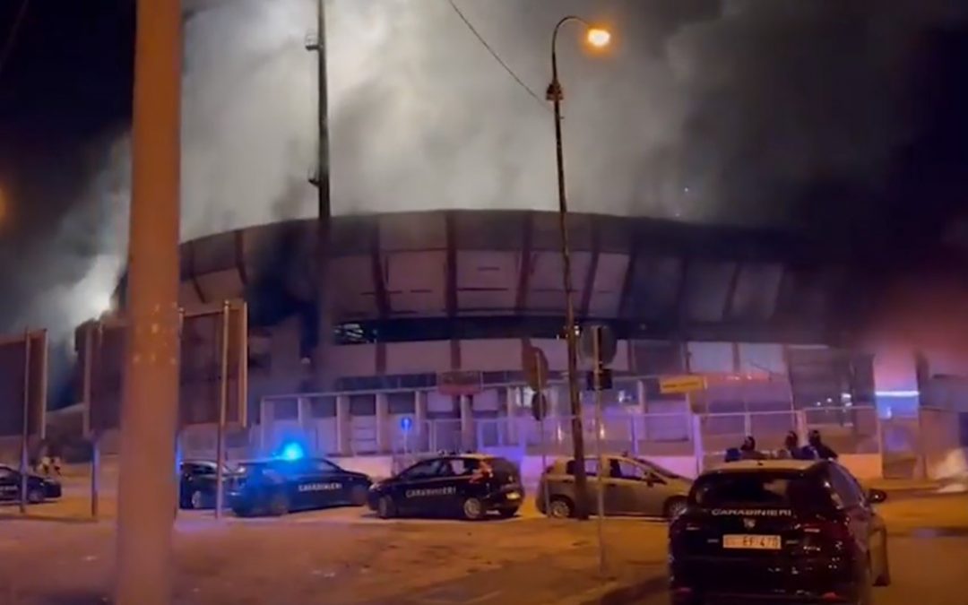 Italia: Hinchas de un club quemaron parte del estadio del equipo rival