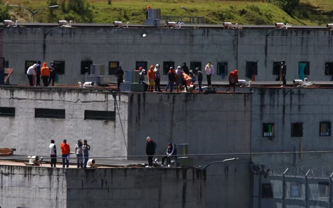 Ecuador: Presos de seis cárceles tienen secuestrados a 57 guardias y policías, tras motines