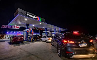 Santiago Peña oficializa reducción en el precio del combustible en Petropar