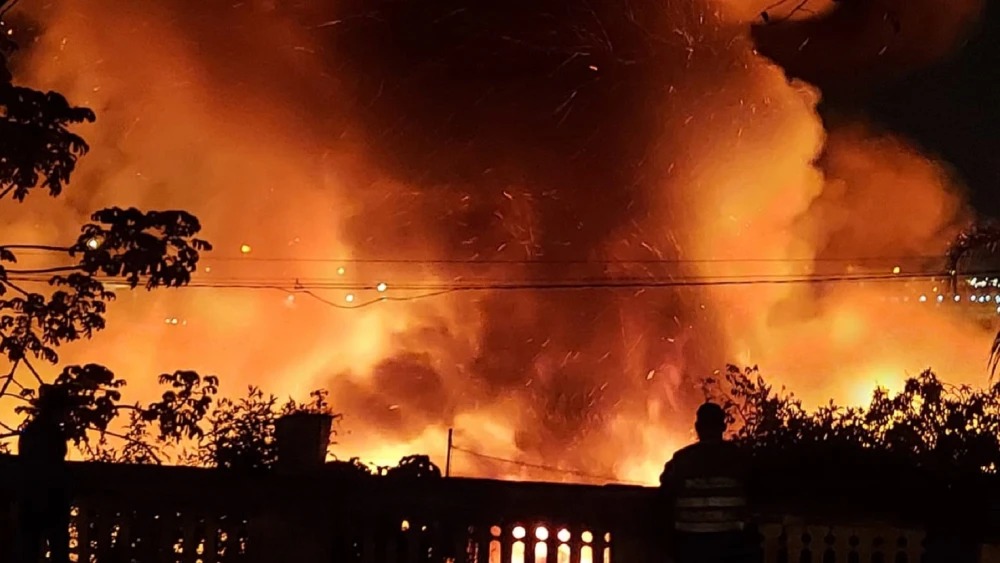 Reportan incendio de gran magnitud en la Chacarita