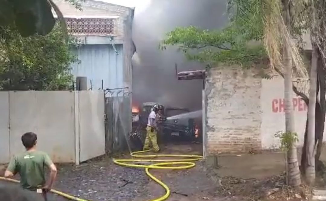Incendio consumió varios vehículos en un taller mecánico en barrio Obrero