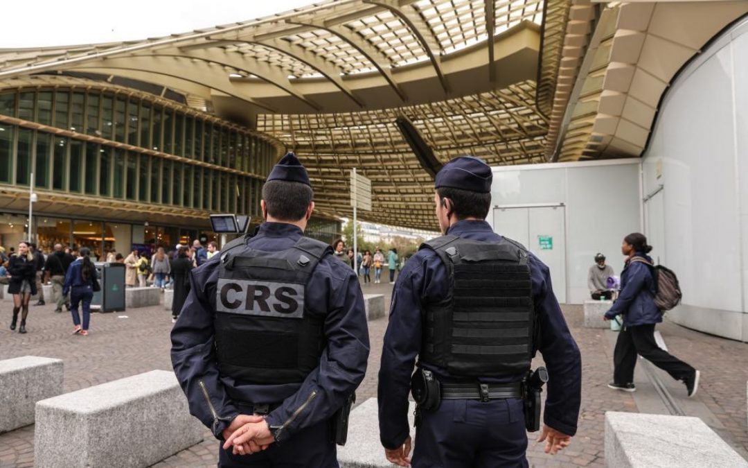 Evacuan a 15.000 visitantes del Louvre y el Palacio de Versalles, tras amenaza de bomba