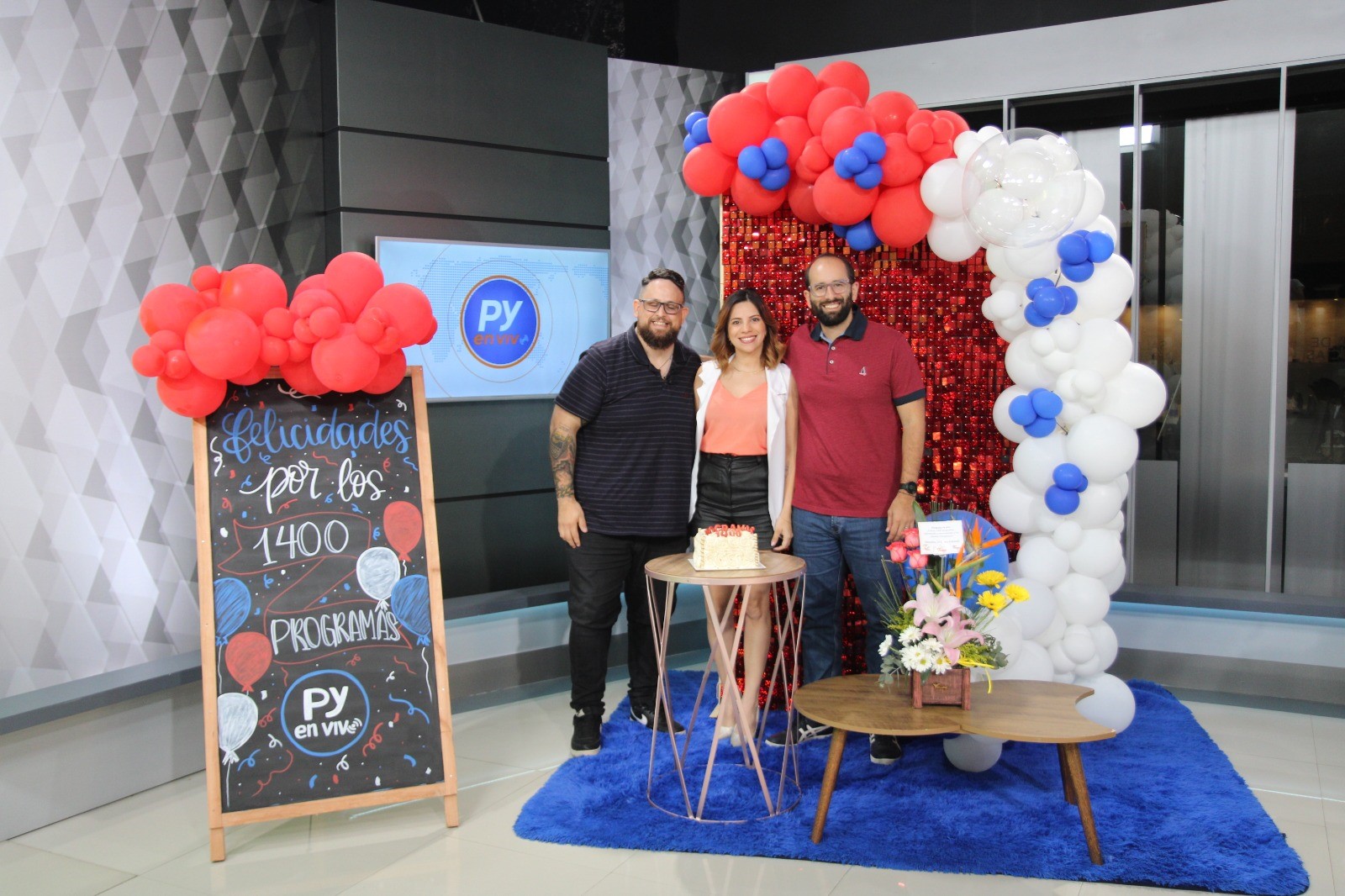 Oscar, Fernanda y Toto celebran 1.400 programas al aire de Paraguay en Vivo. Foto: Belén Vázquez.