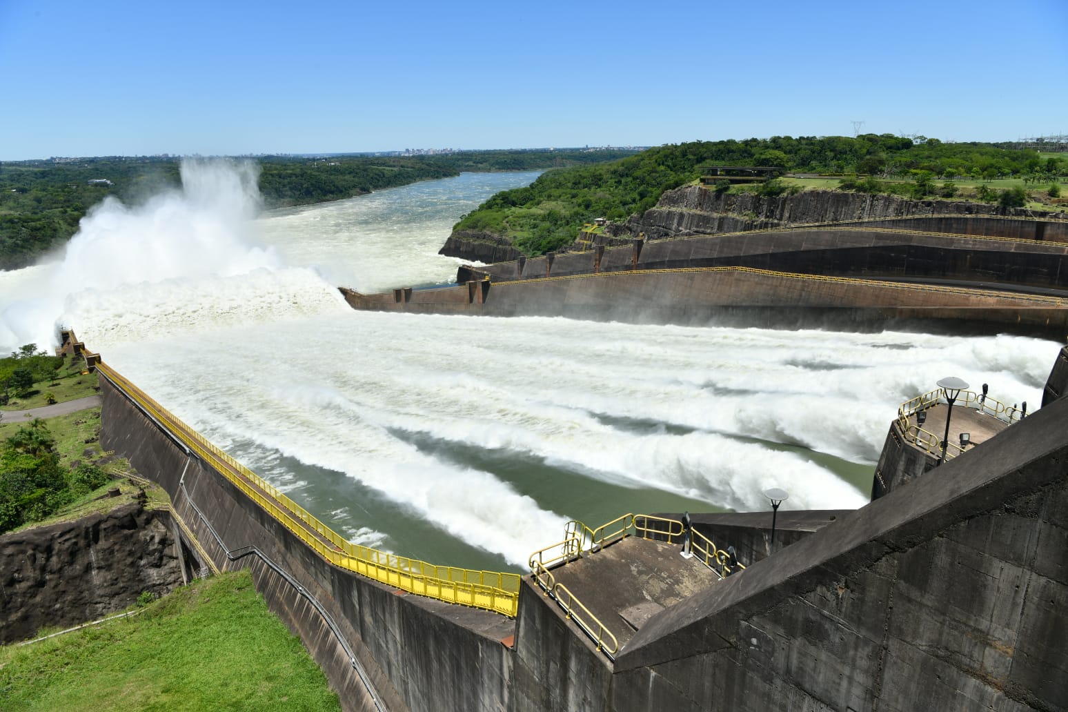 Compuertas De Itaipú Abrieron Para Ofrecer Majestuoso Vertimiento Del Agua Unicanal 3513