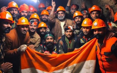 India: Rescatan a 41 trabajadores que estaban atrapados en un túnel durante 17 días