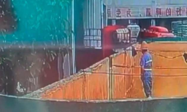 China: detienen a trabajador de cervecería por orinar en contenedor de malta