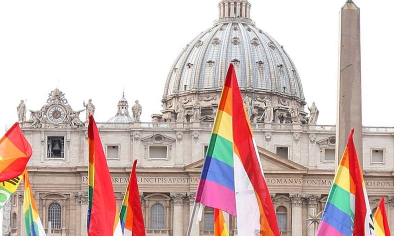 Vaticano acepta bautismo para transexuales e hijo de parejas del mismo sexo