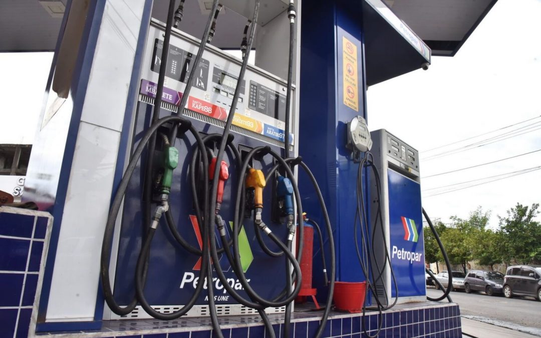 Baja en el precio del combustible se mantendrá hasta diciembre, según titular