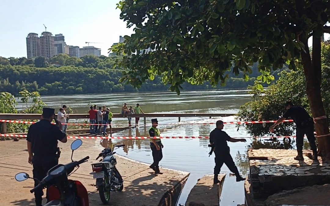 Un automóvil y sus ocupantes son arrastrados por la crecida del Río Paraná