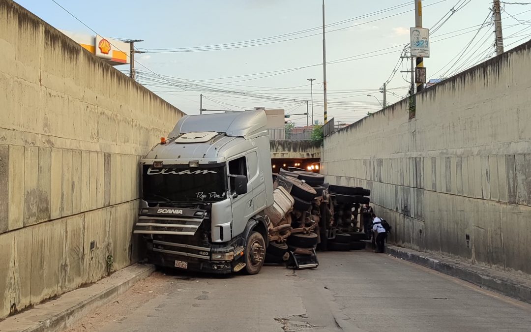Vuelco de camión de gran porte provoca bloqueo y congestión en la Transchaco