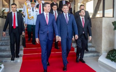 Santiago Peña partió rumbo a Roma donde se reunirá con el papa Francisco