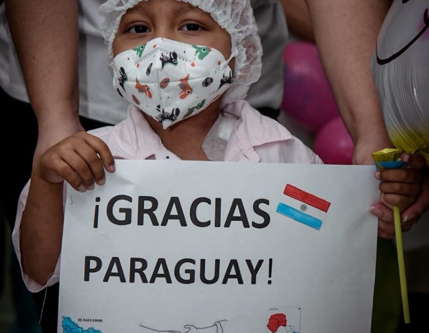 Niño salvadoreño se sometió con éxito a trasplante de médula en el Acosta Ñu