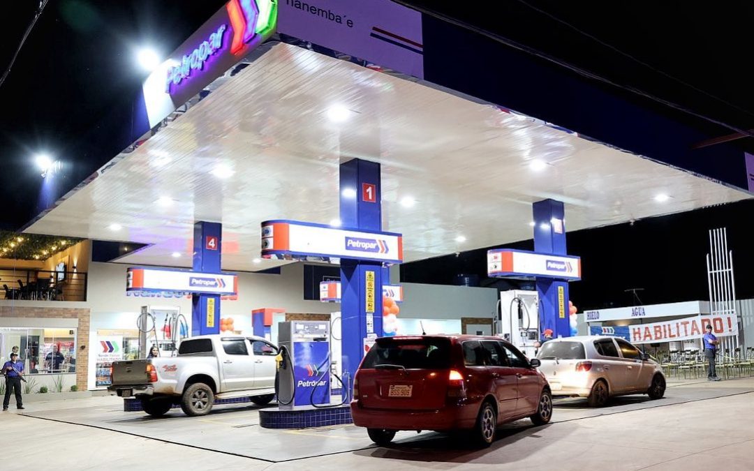 Santiago Peña anuncia nueva reducción de G. 250 en precio del combustible