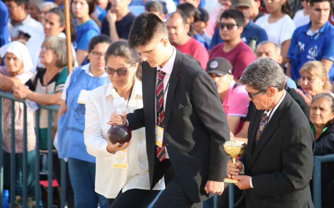 Caacupé: José Zaván caminó hasta el altar para llevar el pan y el vino en la misa central