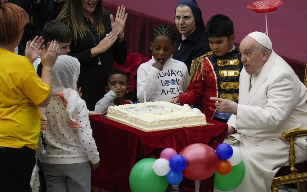 El papa Francisco cumple 87 años y lo celebra con niños enfermos