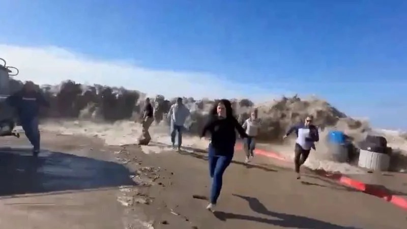 EE.UU.: Ola gigante impactó en playa de California y dejó 8 heridos