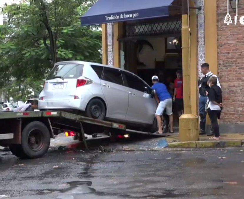 Accidente en Asunción: Conductor de plataforma se incrustó en una panadería
