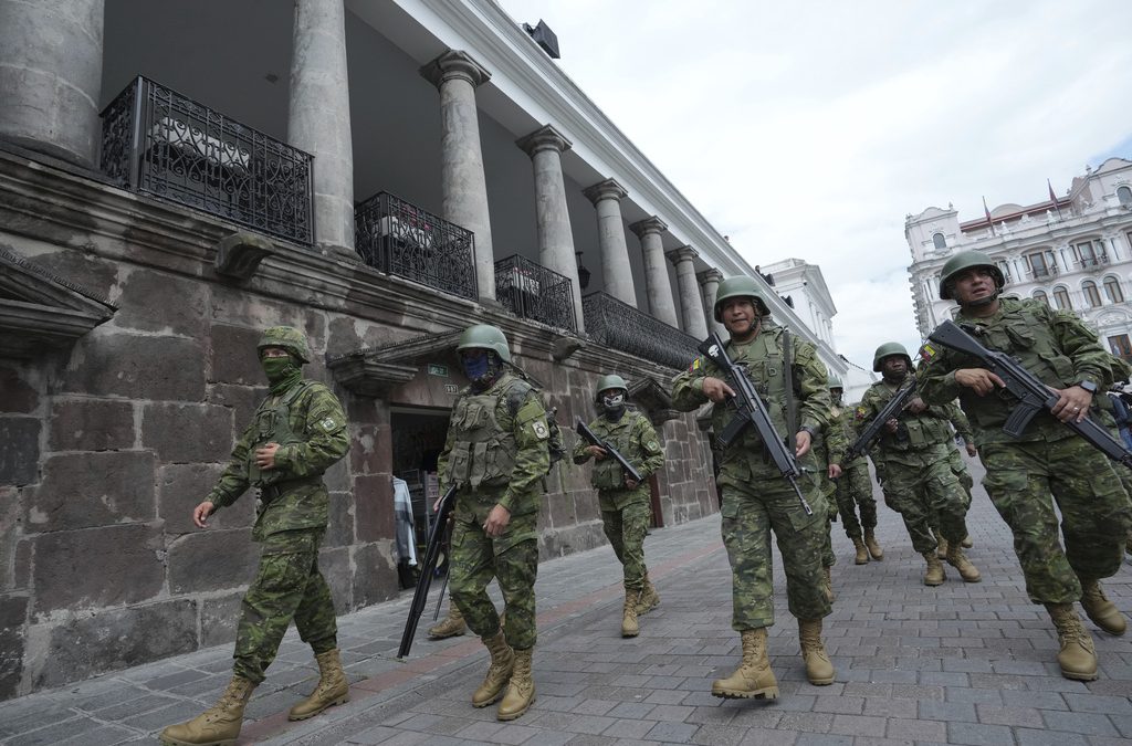 Ecuador: Detuvieron a 13 presuntos responsables por ataque a canal de TV