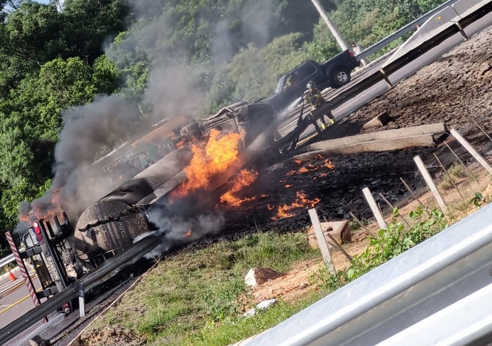 Cordillera: Camión cisterna volcó y fue consumido por las llamas