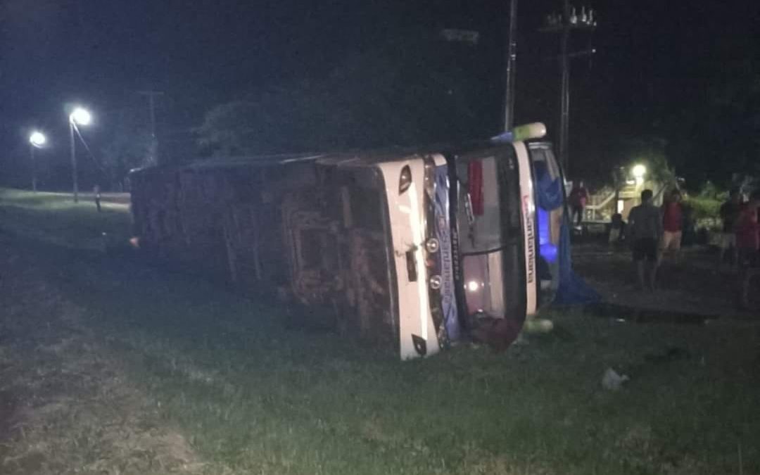 Varios heridos tras vuelco de larga distancia en Guayaibí