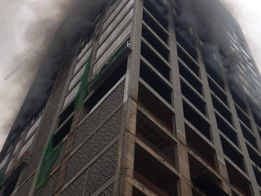 Incendio en edificio de Ciudad del Este amenaza con derrumbe inminente