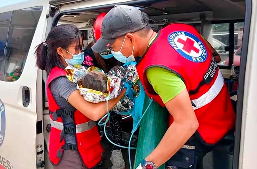 Milagro en Filipinas: rescatan con vida a niña y bebé atrapados por un alud
