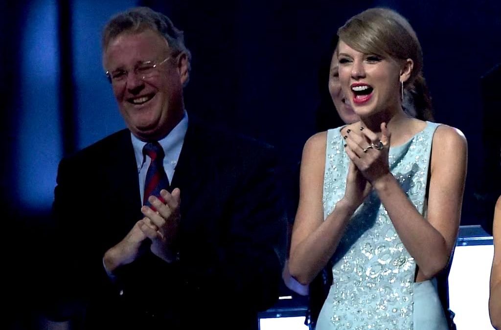 Padre de Taylor Swift es investigado en Australia por presunta agresión a paparazzi