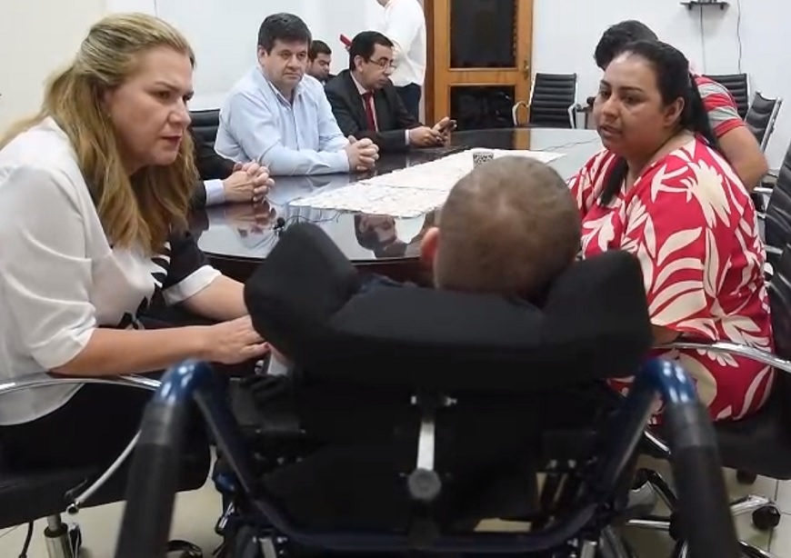 Salud anuncia que comprará silla especial a niño Fabio
