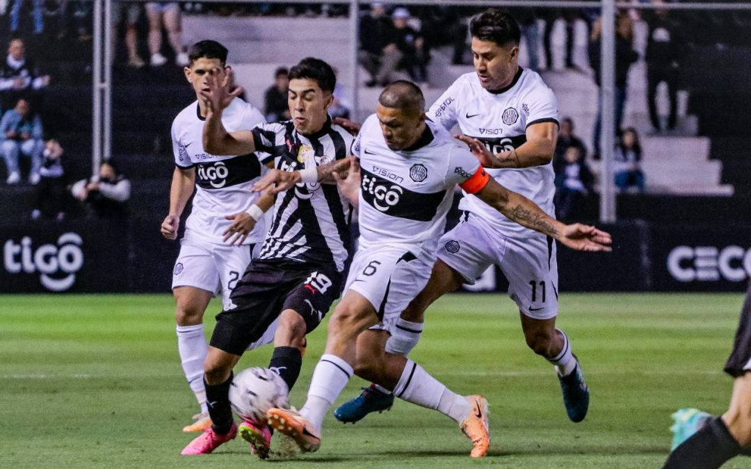 Clásico blanco y negro en Tuyucuá: Libertad y Olimpia se miden esta noche