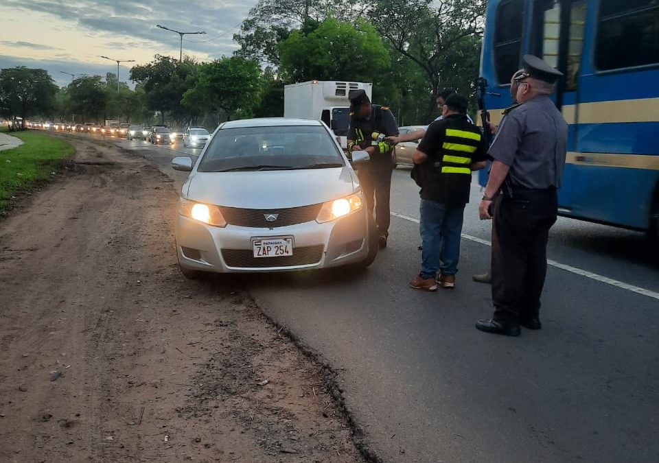 Zona Ñu Guasu: Caminera multa a «avivados» que circulan por la banquina