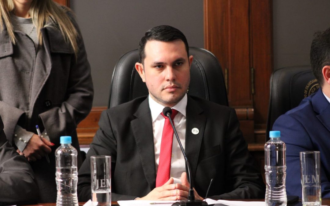 Revocan imputación contra el senador Hernán Rivas por presunto título falso