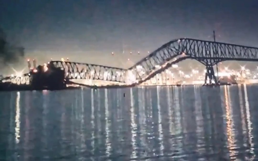 EE.UU.: buque carguero choca y derriba el mayor puente de Baltimore