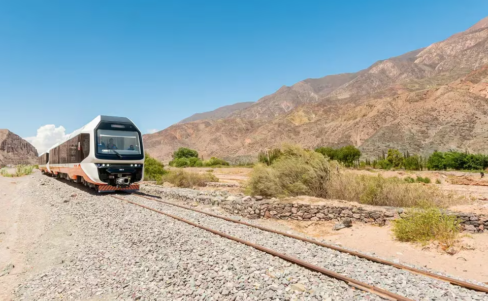 Primer tren solar a base de batería de litio llega a la Argentina