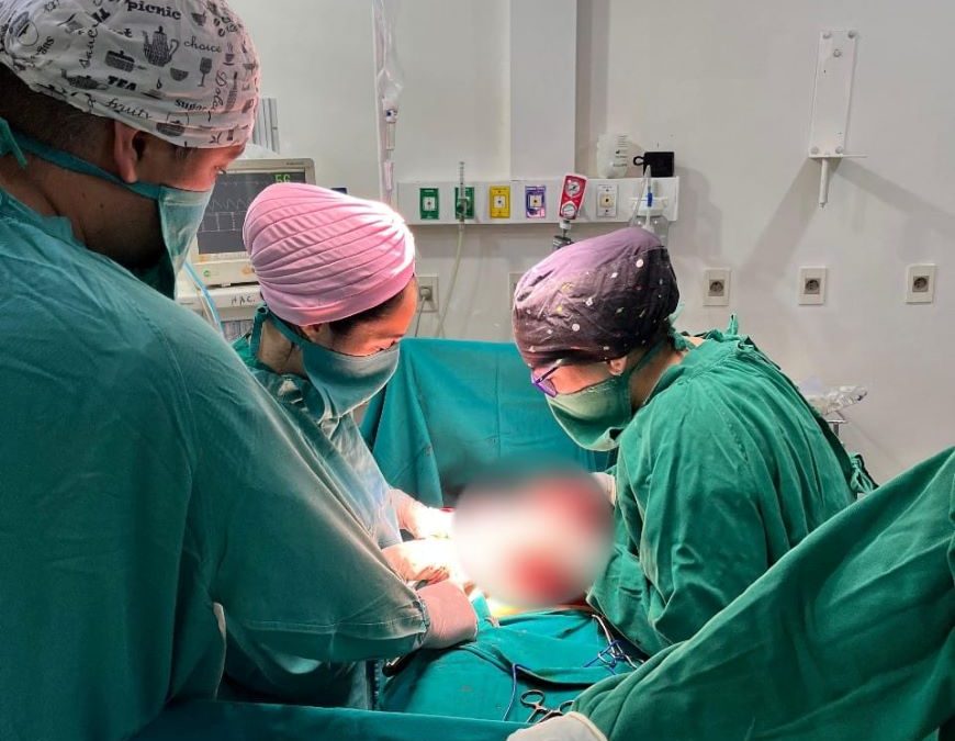 Tumor de 23 kilos fue extraído con éxito a paciente en Hospital de Concepción