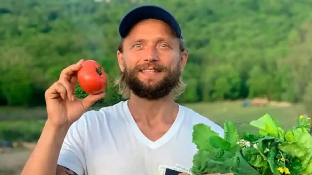 Condenan a 8 años de cárcel a influencer vegano por la muerte de su bebé tras alimentarlo con energía solar