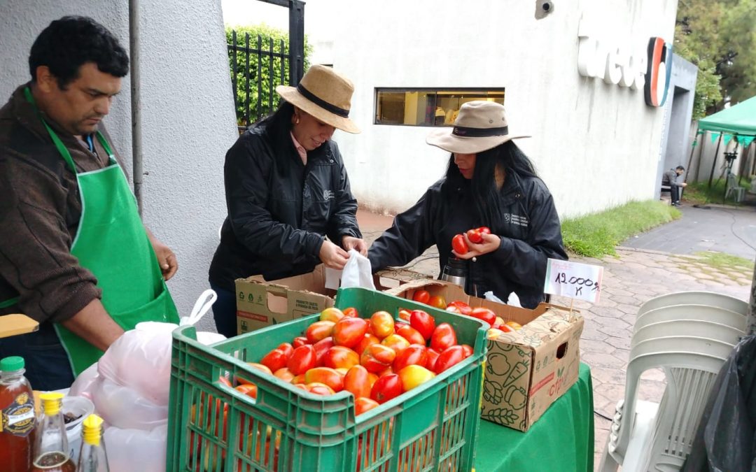 Productores recaudan más de G. 150 millones en exitosa feria de agricultura en Trece y Unicanal