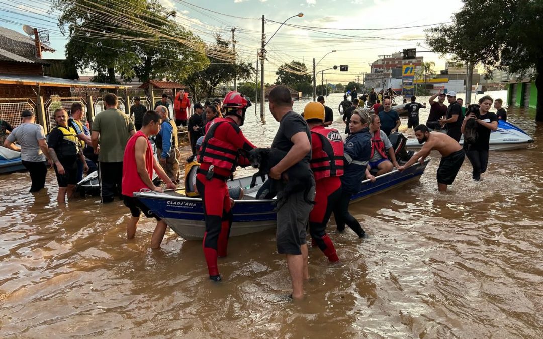 Bomberos paraguayos cooperan en asistencia a víctimas de inundaciones en Brasil