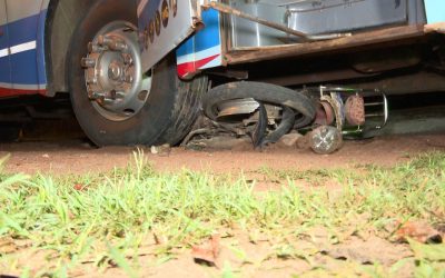 Dos muertos tras choque frontal entre bus y motocicleta