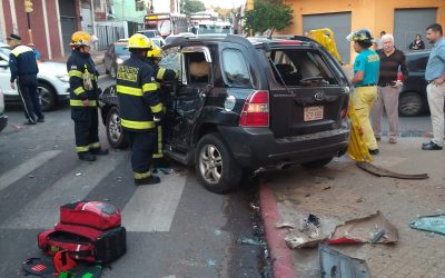 Un herido tras choque entre bus y camioneta en microcentro de Asunción