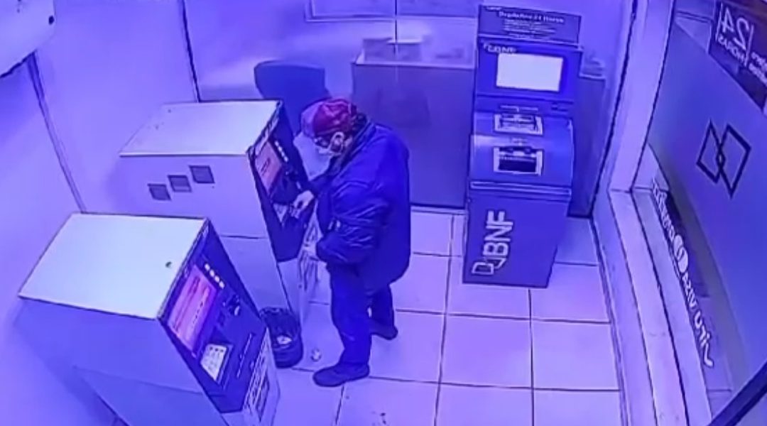 Detienen a informático que intentó hackear un cajero automático