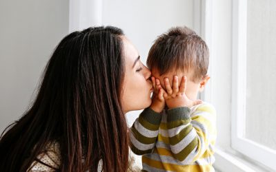 Pediatra insta a pedir permiso antes de abrazar o dar besos a niños