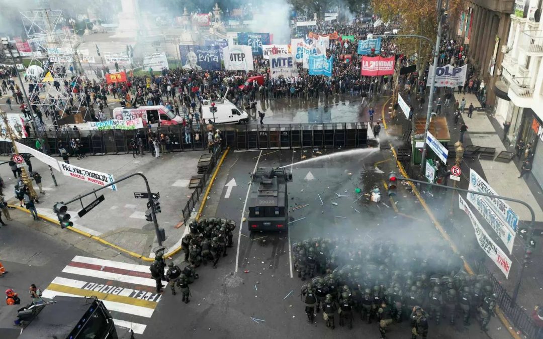 Argentina: En medio de protestas y disturbios, Senado aprobó reforma de Milei