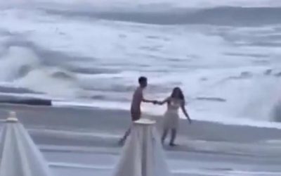 Aterrador video: paseo en la playa se convirtió en tragedia para una pareja
