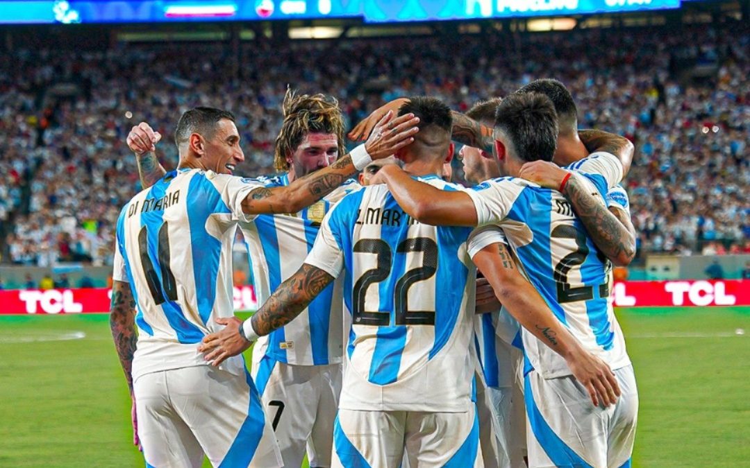 Sobre el final, Argentina venció a Chile y clasificó a cuartos de la Copa América