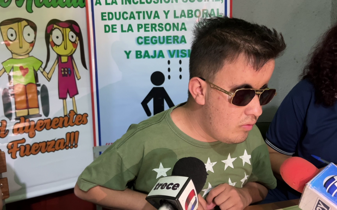 Ejemplo de superación: joven no vidente logra graduarse de abogado y escribano