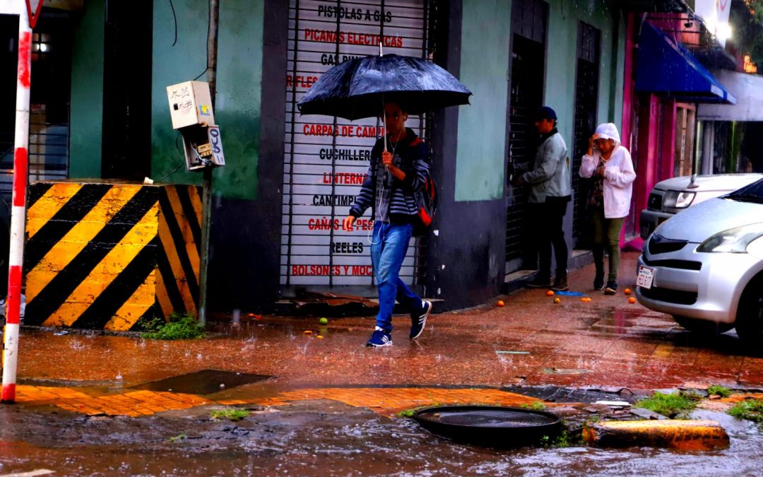 Continúan las lluvias con tormentas durante este lunes