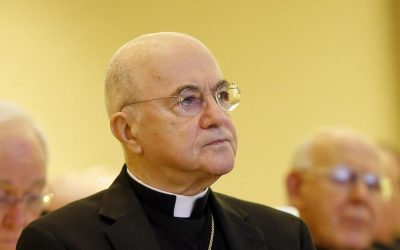 Por sus ataques al papa, Vaticano excomulga al arzobispo Viganò