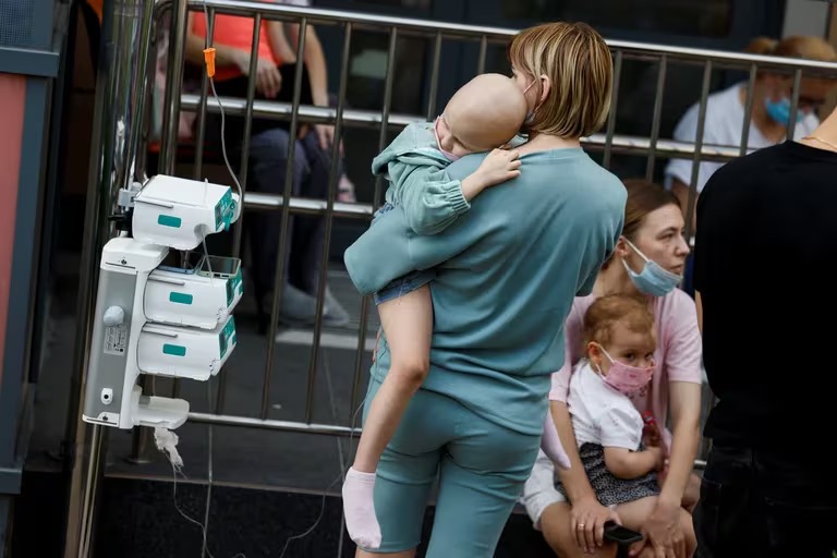 Caos, pánico e impotencia tras bombardeo ruso a hospital infantil de Kiev